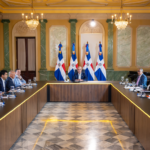 Vista amplia de participantes reunidos en un salón institucional.