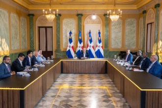 Vista amplia de participantes reunidos en un salón institucional.