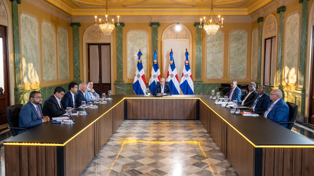 Vista amplia de participantes reunidos en un salón institucional.