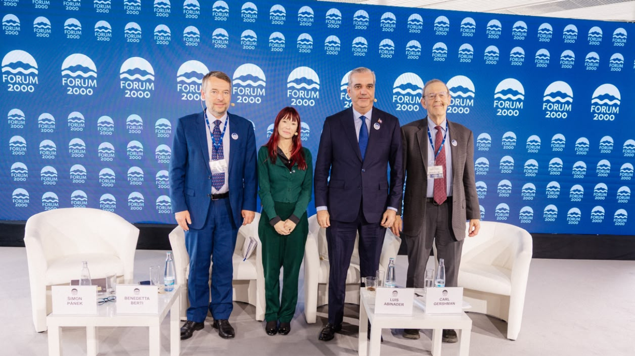 Abinader defiende alternancia e institucionalidad en Praga
