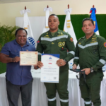 Participantes con diplomas durante una actividad institucional.
