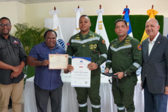Participantes con diplomas durante una actividad institucional.
