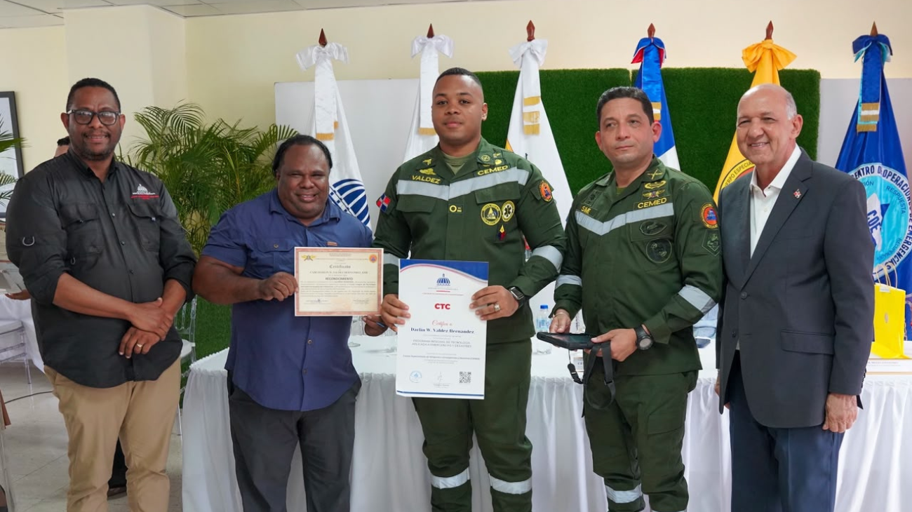 Participantes con diplomas durante una actividad institucional.