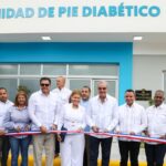 Participantes cortan una cinta frente a la Unidad de Pie Diabético.