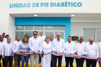 Participantes cortan una cinta frente a la Unidad de Pie Diabético.