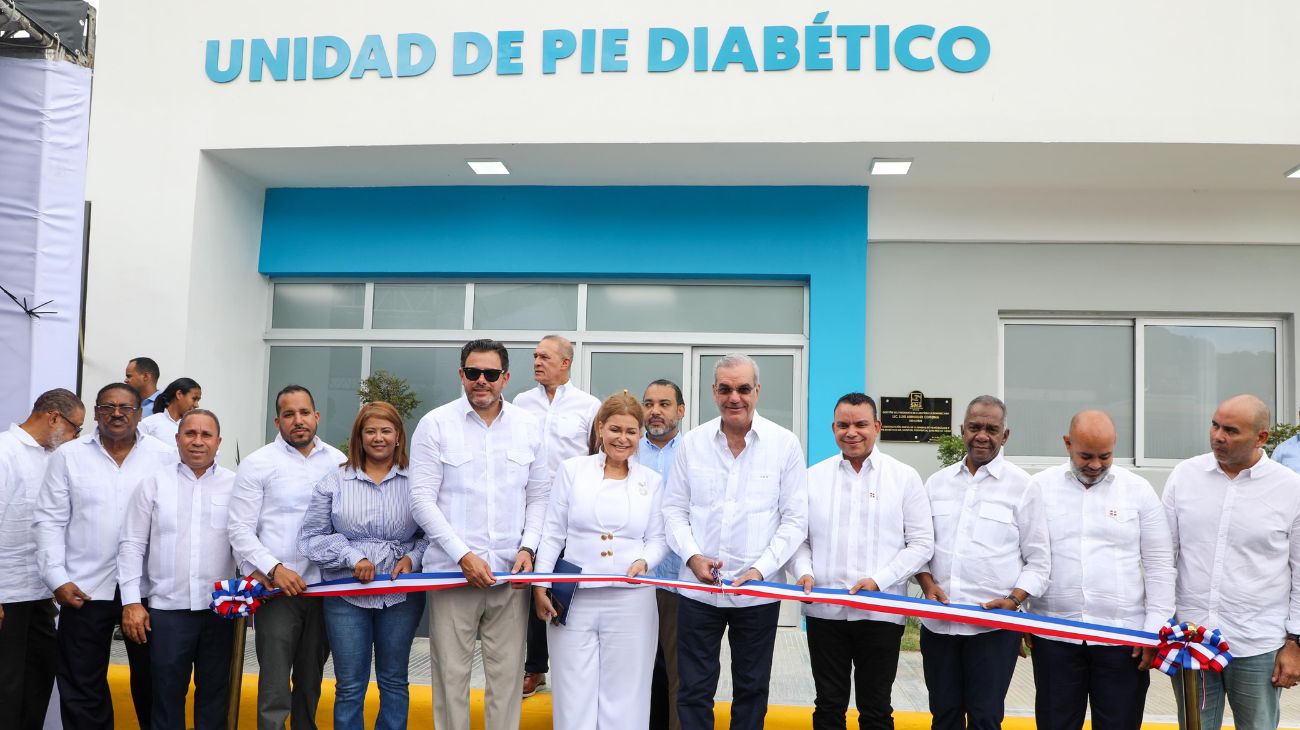 Participantes cortan una cinta frente a la Unidad de Pie Diabético.