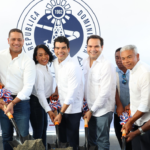 Participantes en un palazo simbólico de inicio de obra.