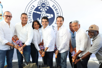 Participantes en un palazo simbólico de inicio de obra.