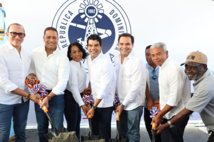 Participantes en un palazo simbólico de inicio de obra.