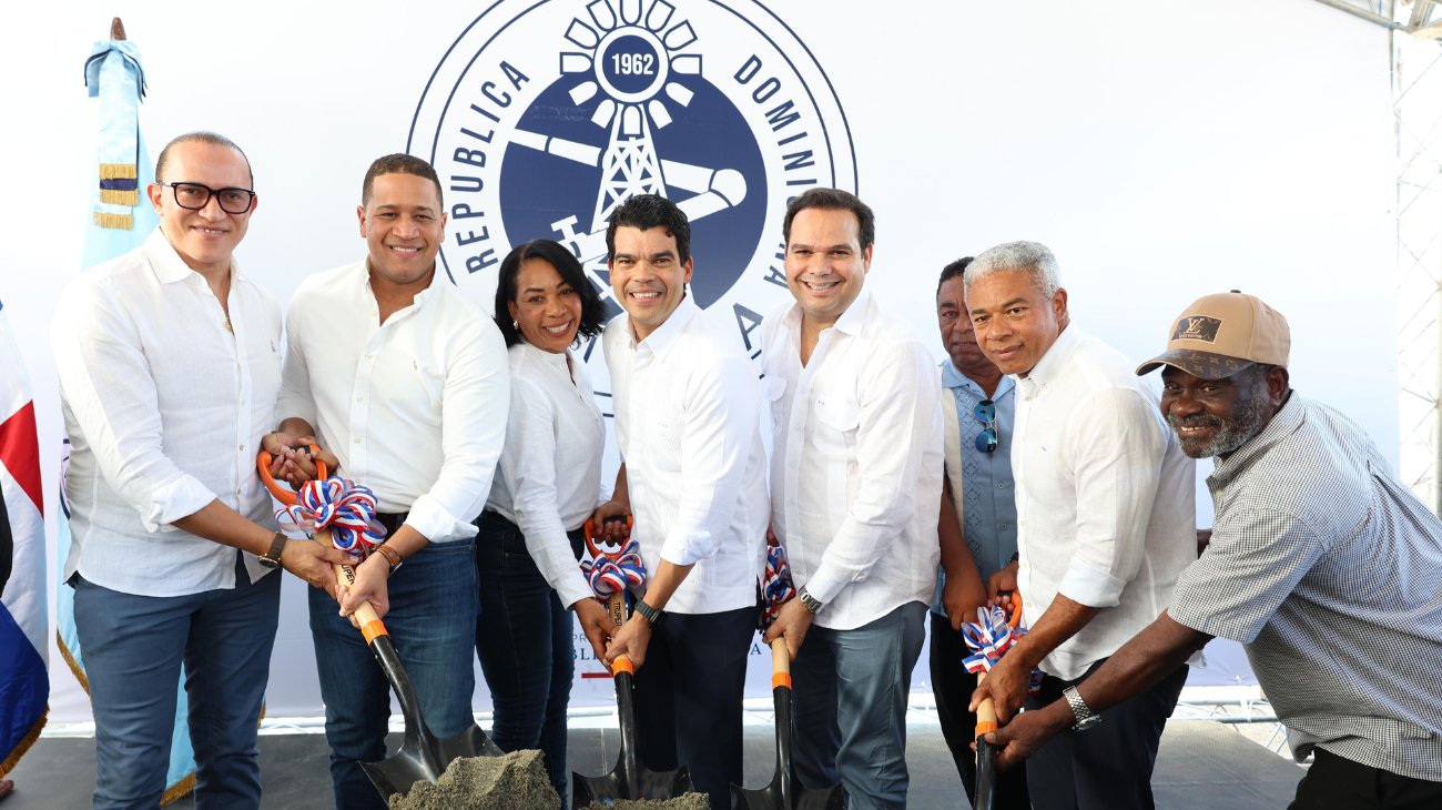 Participantes en un palazo simbólico de inicio de obra.