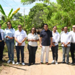 Grupo de participantes en un camino rural.