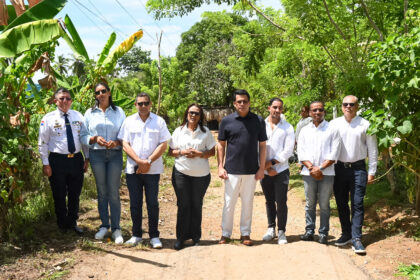 Grupo de participantes en un camino rural.