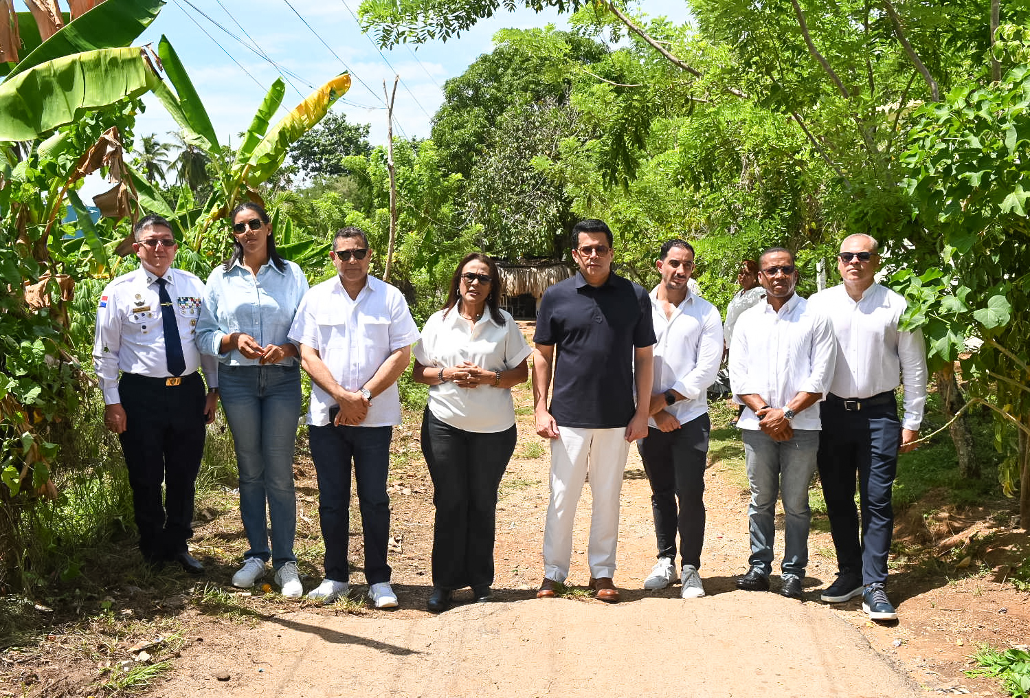 Grupo de participantes en un camino rural.