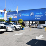 Fachada y estacionamiento de Salud Pública con mensajes de prevención del dengue.