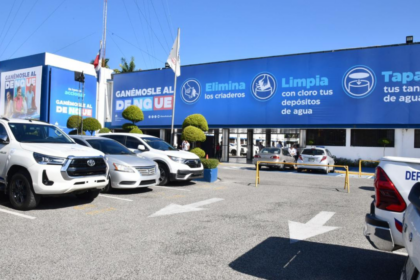 Fachada y estacionamiento de Salud Pública con mensajes de prevención del dengue.