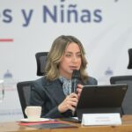 Portavoz con micrófono en una mesa del Ministerio de la Mujer.