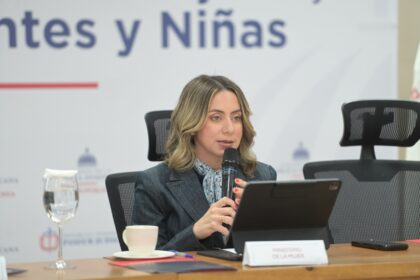 Portavoz con micrófono en una mesa del Ministerio de la Mujer.