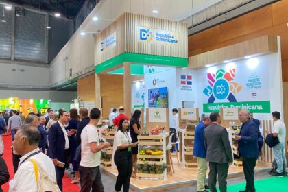 Stand de República Dominicana con productos y visitantes de feria.