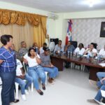 Participantes reunidos en una sala durante una intervención comunitaria.