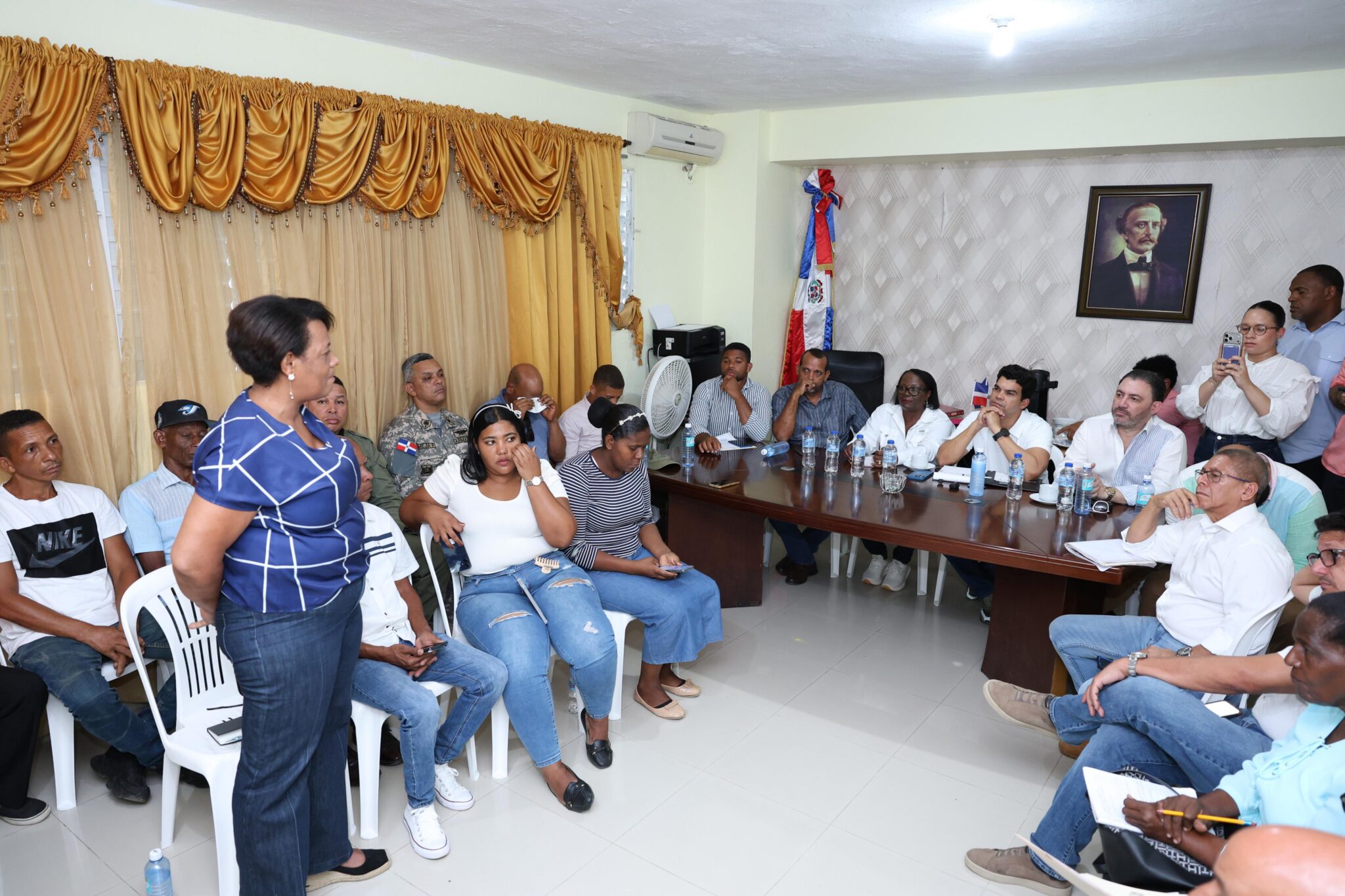 Participantes reunidos en una sala durante una intervención comunitaria.