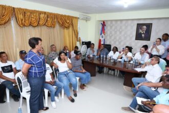 Participantes reunidos en una sala durante una intervención comunitaria.