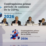 Participantes en una mesa con señalética del 41.º período de sesiones de la Cepal.