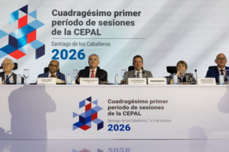 Participantes en una mesa con señalética del 41.º período de sesiones de la Cepal.