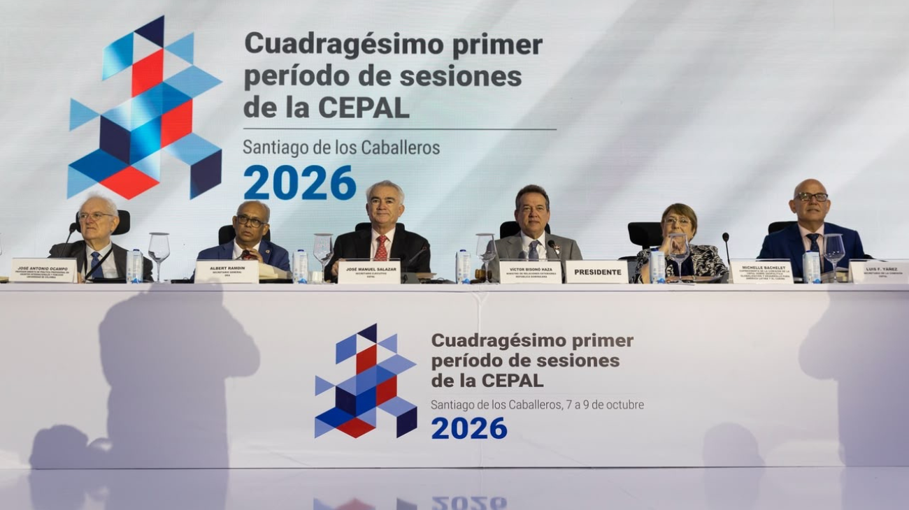 Participantes en una mesa con señalética del 41.º período de sesiones de la Cepal.