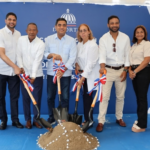 Participantes con palas durante un acto simbólico de inicio de obras.