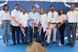Participantes con palas durante un acto simbólico de inicio de obras.