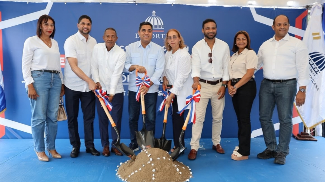 Participantes con palas durante un acto simbólico de inicio de obras.