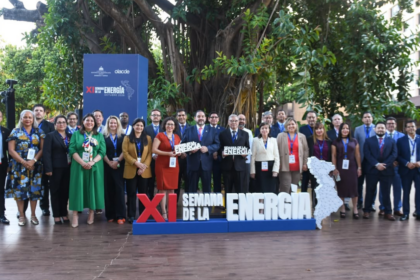 Grupo de participantes al aire libre junto a un letrero de la XI Semana de la Energía.